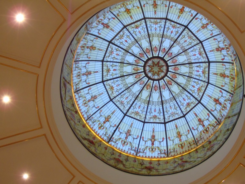 Curved glass ceiling, sculpture pattern